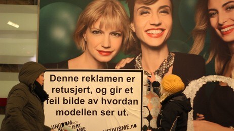Aksjon mot retusjert reklame (Foto: Ungdom mot retusjert reklame) Aksjon mot retusjert reklame (Foto: Ungdom mot retusjert reklame)