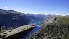 Trolltunga over Ringsdalsvatnet med utsikt mot Folgefonna.