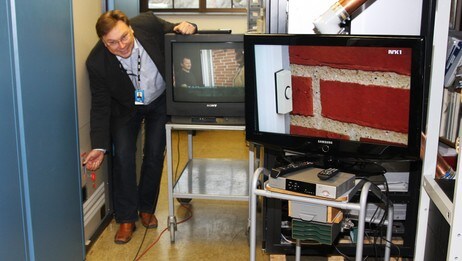Regionredaktør Bjørn Stuevold slukker tv-senderen på Vassfjellet  (Foto: Jon-Annar Fordal/NRK)