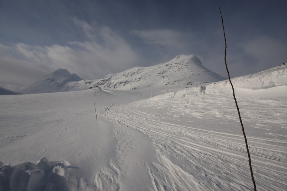 Høgvagltindane i forgrunnen og Rauddalstindane i bakgrunnen