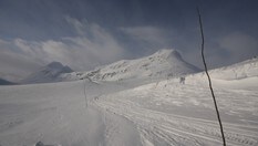 Høgvagltindane i forgrunnen og Rauddalstindane i bakgrunnen