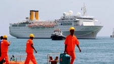 Costa Allegra taues i havn på Seychellene (Foto: AHMED JADALLAH/Reuters) Costa Allegra taues i havn på Seychellene (Foto: AHMED JADALLAH/Reuters)