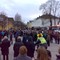Hundrevis hadde møtt opp en time før bystyret startet sitt skjebnemøte.