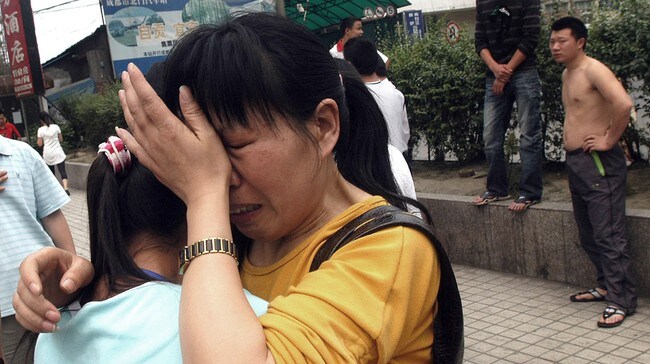 Kinesiske kvinner gråter på gaten i Chengdu (AP) Kinesiske kvinner gråter på gaten i Chengdu (AP)