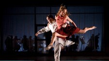 Fra Nasjonalballettens oppsetning 'Et moderne sted' av Ingun Bjørnsgaard (Foto: Den Norske Opera og Ballett) Fra Nasjonalballettens oppsetning 'Et moderne sted' av Ingun Bjørnsgaard (Foto: Den Norske Opera og Ballett)