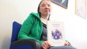 Ovdal dáruiduhtte – dál ges sámáiduhttet - Garra dáruiduhttin, muhto maiddái sámáidahttin mii lea lihkostuvvan. Earret eará diet leat sisdoalut dan ođđa, guđát, ja máŋimuš Sámi Skuvlahistorjjá-girjjis. Girjji miel-doaimmaheaddji, Siri Broch Johansen, čájehasttá ja muitalasttá girjji birra.