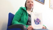 Fra fornorskning til samifisering - Spekteret av berettelser fra den samiske skolehistorien i Norge, er bredt. Det første bindet i bokserien «Samisk Skolehistorie» ble utgitt for 10 år siden. Nå er det sjette og siste bindet publisert. Redaksjonsmedlem, Siri Broch Johansen, viser stolt frem et rykende ferskt eksemplar.