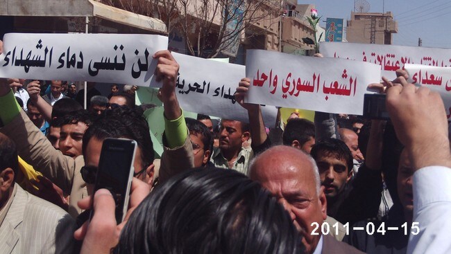 Syria, demonstrasjoner i Qamishli (Foto: HO/Reuters) Syria, demonstrasjoner i Qamishli (Foto: HO/Reuters)