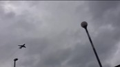 Her nødlander flyet på Heathrow - Amatørbilder viser flyet som var på vei til Oslo i det det nødlander på Heathrow.