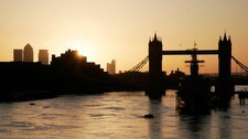 Skyskraperhorisont og Tower Bridge i London. (Foto: Sang Tan SANG TAN/Scanpix/AP AP)