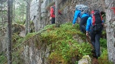 klatrer på fjordruta (Foto: Helle Andresen/ Den Norske Turistforening)