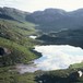 Hytta ligger lunt på en høyde like ved Stakkavatnet