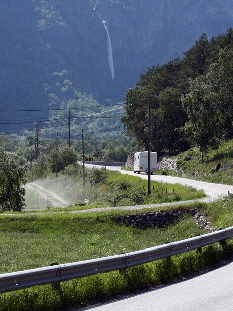 E16 gjennom Lærdalsdalen (Foto: Kjell Arvid Stølen/NRK ) E16 gjennom Lærdalsdalen (Foto: Kjell Arvid Stølen/NRK )