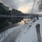 Helmer Nilsen svømmer over Drammenselva.