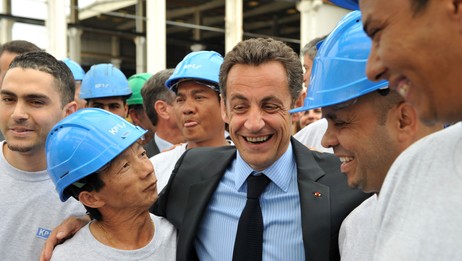 Frankrikes president Nicolas Sarkozy og bygningsarbeidere i byen Pujaut i Sør-Frankrike (Foto: ERIC FEFERBERG/AFP)