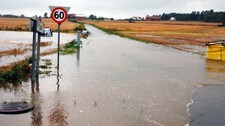Regnet skaper kaos i Østfold (Foto: Sebastian Nordli/NRK)