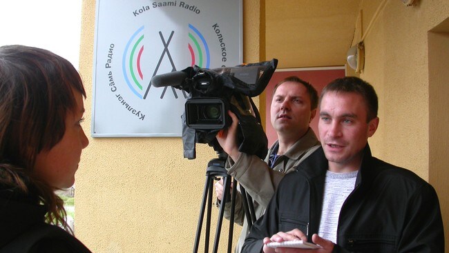 Jevgenij Kirillov ja Aleksandr Paul filbmemin Anna Afanasieva Guoládaga Sámi Radio olggobealde. (Foto: Torkel Rasmussen)