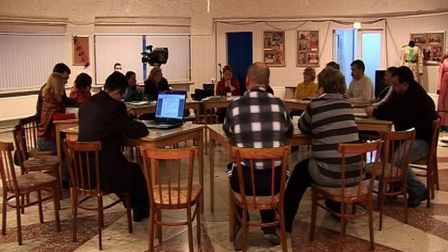 Kolasamer samlet i Lovozero før helgas stormøte. (Foto: Jevgenij Kirillov, Kola Sami Radio) Kolasamer samlet i Lovozero før helgas stormøte. (Foto: Jevgenij Kirillov, Kola Sami Radio)