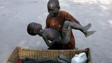 Gutt med malaria (Foto: KAREL PRINSLOO/AP) Gutt med malaria (Foto: KAREL PRINSLOO/AP)