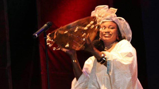 Oumou Sangaré på en scene i Portugal i 2007. (Foto: Bunks / Wikimedia Commons) Oumou Sangaré på en scene i Portugal i 2007. (Foto: Bunks / Wikimedia Commons)