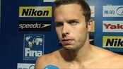 Alexander Dale Oen gråter etter VM-gullet - Alexander Dale Oen tok VM-gull på 100 meter bryst under VM i Kina den 25. juli 2011. Men tankene hans var hos det norske folk etter terroraksjonen mot Norge tre dager tidligere.