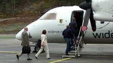 Ombordstigning i WF145. Første avgong frå Anda etter gjenopninga. (Foto: Birger Meland/NRK)
