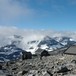 Utsikt over Fannaråkhytta og fjellene rundt.