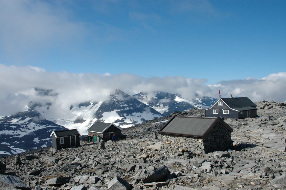 Utsikt over Fannaråkhytta og fjellene rundt.