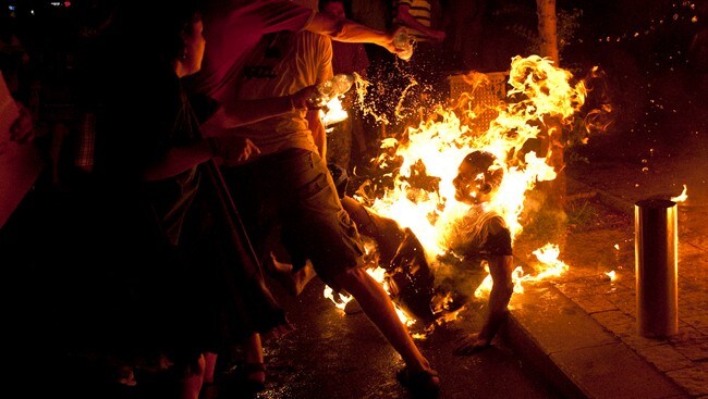 En mann satte fyr på seg selv under en protest i Tel Aviv (Foto: STRINGER/ISRAEL/Reuters) En mann satte fyr på seg selv under en protest i Tel Aviv (Foto: STRINGER/ISRAEL/Reuters)