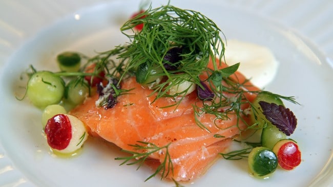Lun laks med eple, agurk og pepperrot