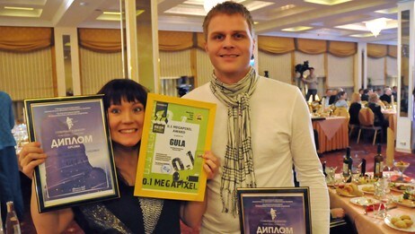 Elle Márjá Eira og Morten H. Pettersen viser fram prisene.   (Foto: Arne Store)