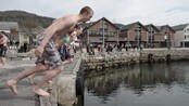 Kald feiring på 17. mai - Noen velger å ta sjøen fatt når nasjonaldagen skal feires.
