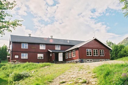 Mogen Turisthytte ligger praktfullt til innerst ved vestenden av Møsvatn
