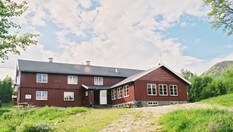 Mogen Turisthytte ligger praktfullt til innerst ved vestenden av Møsvatn