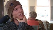 I stedet for photo shoot blir det MR - Det er flere som trenger krykker for å komme seg rundt om dagen, for snowboard-stjernen Torstein Horgmo er for tiden på en ufrivillig påskeferie hjemme i Norge. Ankelskaden han pådro seg under helgens X-games, kom på et meget uheldig tidpunkt. Nå går han nemlig glipp av mye moro - og penger, når han må stå over film-innspillinger. Reporter: Martin Hinsch, foto: Vilde Mikkelsen, redigering: Nicolay Hansen Midjo