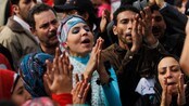 Demonstrantene på Tahrir-plassen trosser igjen portforbudet i Kairo