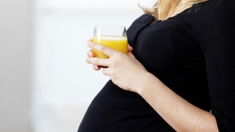 Gravid med drikke (Colourbox.com)