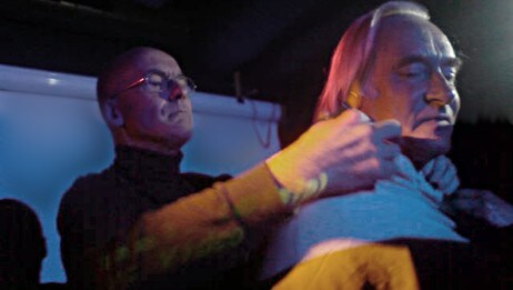 Knut Halland lar lokkene falle (Foto: Ingvill Tandstad/NRK)