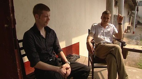 Joshua French og Tjostolv Moland før domsavsigelsen i Kisangani. (Foto: Karl Hans Johansen/NRK) Joshua French og Tjostolv Moland før domsavsigelsen i Kisangani. (Foto: Karl Hans Johansen/NRK)