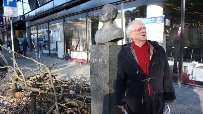 Jan Erik Vold protesterer (Foto: Øzgur Tufan/NRK) Jan Erik Vold protesterer (Foto: Øzgur Tufan/NRK)