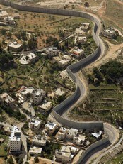 Muren gjennom Abu Dis (Foto: Ariel Schalit/Scanpix/AP)