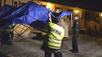 Politiet setter opp utstyr foran huset (Foto: Ronald Jacobsen)