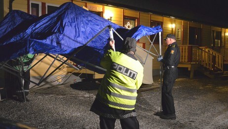 Politiet setter opp utstyr foran huset (Foto: Ronald Jacobsen) Politiet setter opp utstyr foran huset (Foto: Ronald Jacobsen)