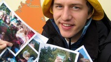 Per Olav Alvestad med bilder av regnsjekkere (Foto: Ingrid Wold/NRK)