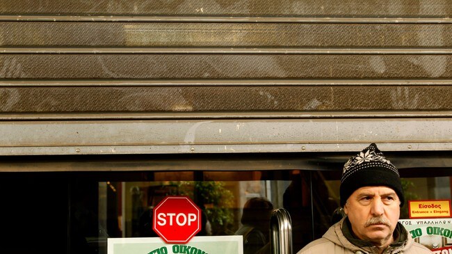 Ein mann står streikevakt famfor finansdepartementet i Aten. (Foto: Yiorgos Karahalis/Scanpix/Reuters) Ein mann står streikevakt famfor finansdepartementet i Aten. (Foto: Yiorgos Karahalis/Scanpix/Reuters)