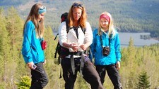 Catharina Skogstad med døtrene på tur i Vassfaret (Foto: Ulf Myrvold/NRK)