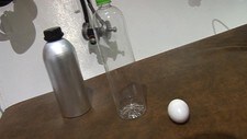 Hvem tåler mest trykk? Metallflaska, plastflaska eller egget? (NRK) Hvem tåler mest trykk? Metallflaska, plastflaska eller egget? (NRK)