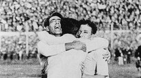Cea, Hector Scarone og Hector Castro jubler etter 4-2-seieren over Argentina i tidenes første fotbal (Scanpix)