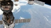 Astronaut Chris Hadfield rapporterer om lekkasje på Den internasjonale romstasjonen - Nyhetsbyrået AFP melder at Russland og USA skal møtes for å diskutere det som nå blir omtalt som en «veldig alvorlig» ammoniak-lekkasje fra Den internasjonale romstasjonen (ISS). Hør lydloggen fra verdensrommet hvor astronaut Chris Hadfield rapporterer inn lekkasjen.