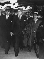 Al Capone på vei ut av rettssalen. (AP) Al Capone på vei ut av rettssalen. (AP)